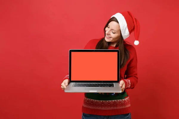 Bastante Joven Santa Chica Sombrero Navidad Mirando Ordenador Portátil Con — Foto de Stock