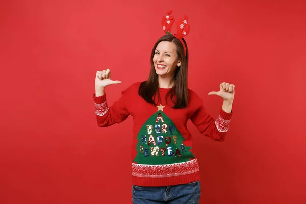 Menina Papai Noel Impressionante Chifres Veados Decorativos Divertidos Cabeça Apontando — Fotografia de Stock