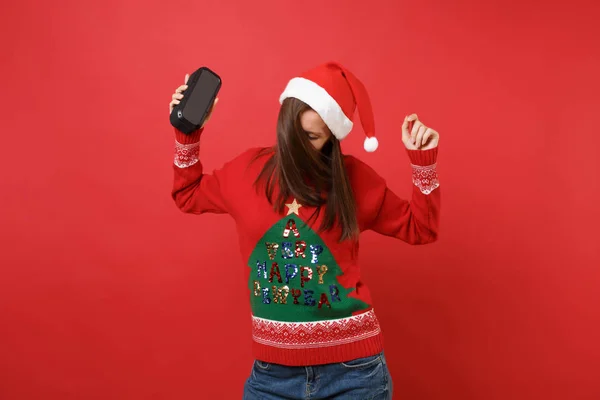 陽気な若いサンタ少女ダンス ジャンプ 明るい赤の背景に分離開催ポータブル ワイヤレス Bluetooth 音楽スピーカー 幸せな新しい年 2019年お祝いの休日党の概念 コピー スペースをモックアップします — ストック写真