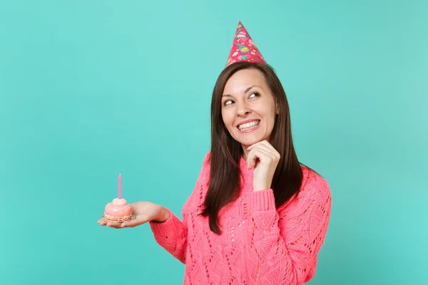 Drömmande Ung Kvinna Rosa Tröja Födelsedag Hatt Titta Upp Sätta — Stockfoto