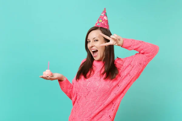 Mulher Alegre Chapéu Aniversário Camisola Rosa Malha Mantendo Boca Aberta — Fotografia de Stock