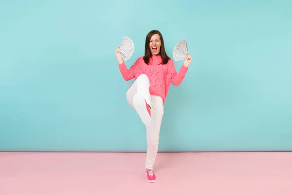 Donna Piena Lunghezza Ritratto Eccitato Maglia Maglione Rosa Pantaloni Bianchi — Foto Stock