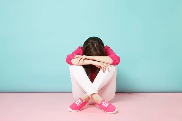 Volledige Lengte Portret Van Triest Boos Jonge Vrouw Roze Overhemd — Stockfoto