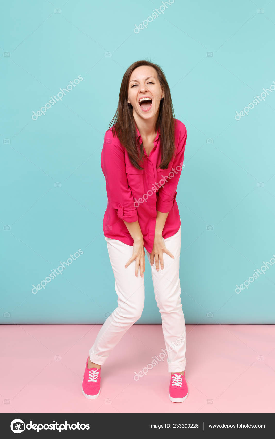 mulher com blusa rosa