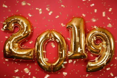 Parlak glitter resim Noel parlak kırmızı duvar arka plan golden numaraları hava balonları, tasarım veya tebrik kartı dekorasyon izole. Mutlu yeni yıl 2019 tatil parti kavramı. Kopyalama alanı alay