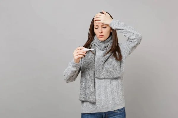 Mujer Joven Suéter Gris Bufanda Poner Mano Frente Mantenga Mirando — Foto de Stock