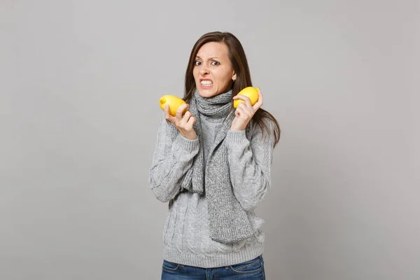 Mujer Joven Desconcertada Suéter Gris Bufanda Que Sostiene Limones Aislados —  Fotos de Stock