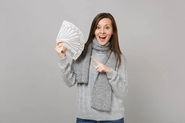 Mujer Joven Emocionada Suéter Gris Dedo Índice Bufanda Montón Billetes —  Fotos de Stock