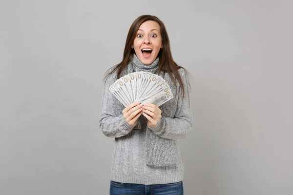 Удивлённая Женщина Свитере Шарф Широко Раскрытым Ртом Много Банкнот Доллару — стоковое фото