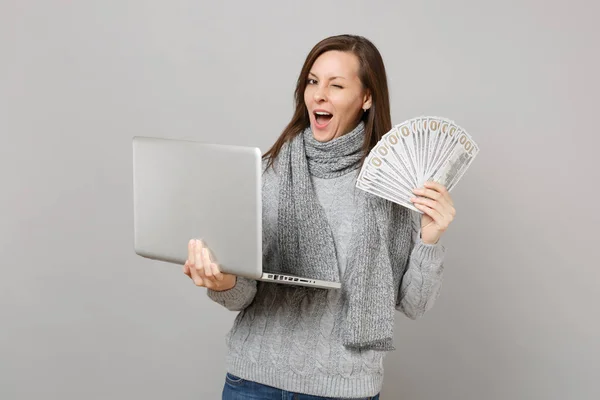 Knipperende Vrouw Trui Werken Laptop Houden Veel Bos Van Dollar — Stockfoto