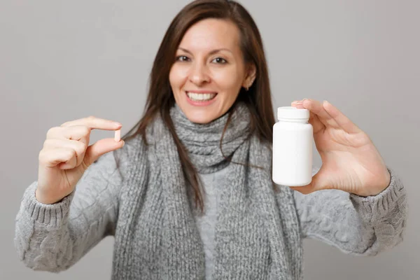 Mujer Sonriente Suéter Gris Bufanda Mantenga Tabletas Medicamentos Pastillas Aspirina — Foto de Stock