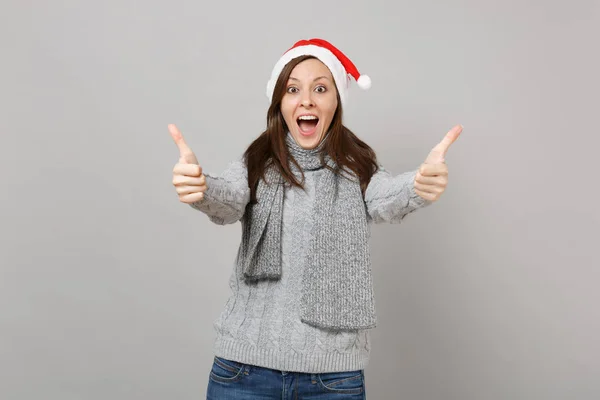 Aufgeregtes Weihnachtsmädchen Grauem Pullover Schal Mit Weit Geöffnetem Mund Zeigt — Stockfoto