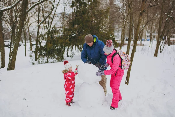 Divertente Donna Famiglia Uomo Bambina Inverno Vestiti Caldi Giocare Rendendo — Foto Stock