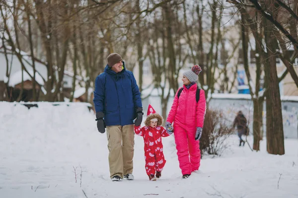 Happy Family Woman Man Little Girl Winter Warm Clothes Walking — Stock Photo, Image