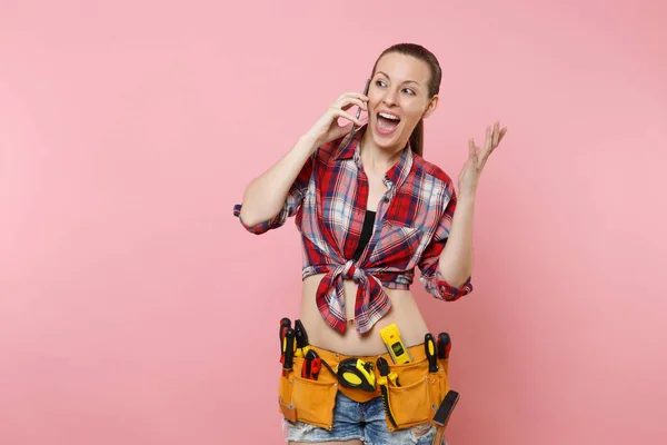 Mulher Jovem Faz Tudo Camisa Xadrez Kit Ferramentas Cinto Cheio — Fotografia de Stock