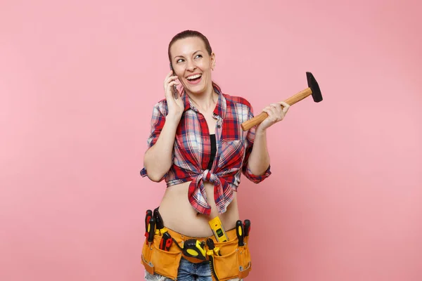 Mulher Jovem Faz Tudo Camisa Xadrez Kit Ferramentas Cinto Cheio — Fotografia de Stock