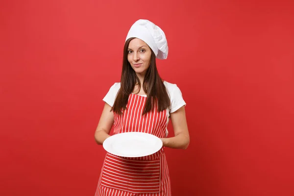요리사 요리사 줄무늬 앞치마에 베이커 요리사 배경에 라운드 접시와 음식에 — 스톡 사진