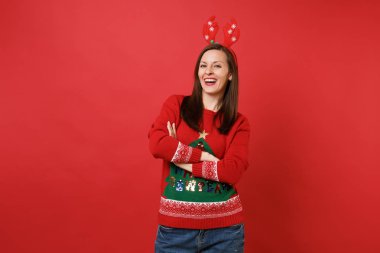 Neşeli Noel Baba kız dekoratif geyik boynuzları katlanmış elele başındaki kırmızı zemin üzerine izole örme kazak eğlenceli. Mutlu yeni yıl 2019 kutlama tatil parti kavramı. Kopyalama alanı alay