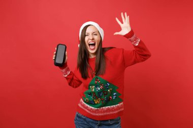 Noel Baba kız dans çığlık el yükselen, taşınabilir kablosuz bluetooth müzik hoparlör izole kırmızı arka plan üzerinde tutarak. Mutlu yeni yıl 2019 kutlama tatil parti kavramı. Kopyalama alanı alay