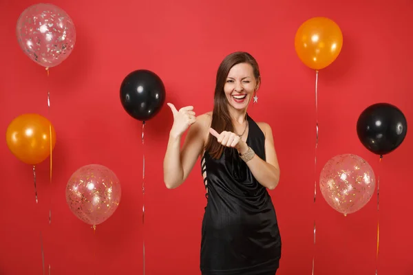 Mulher Bonita Vestido Preto Comemorando Piscando Apontando Polegares Lado Balões — Fotografia de Stock