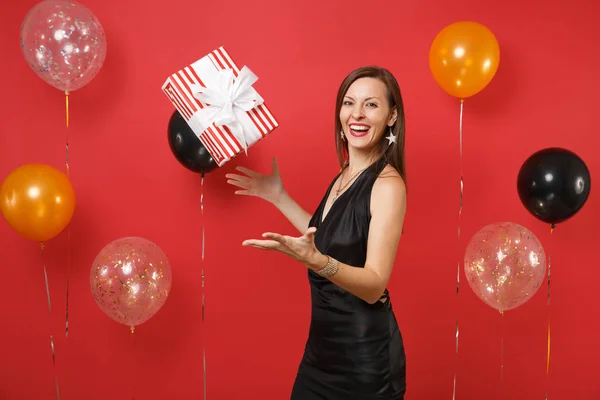 Joyful Menina Pouco Vestido Preto Comemorando Vomitar Caixa Vermelha Com — Fotografia de Stock