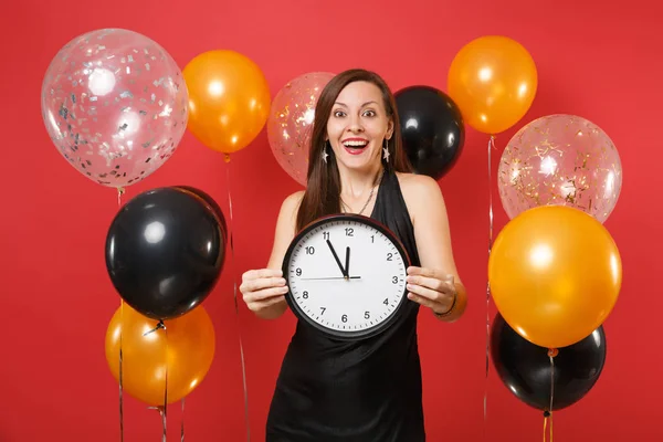 Enthousiast Jonge Vrouw Zwarte Jurk Vieren Ronde Klok Fel Rode — Stockfoto