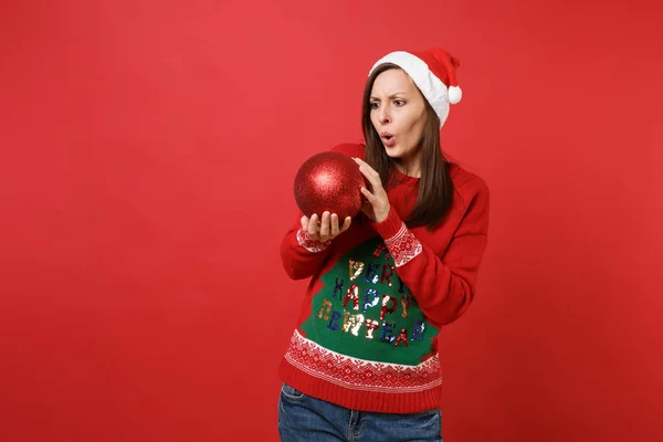 Chockade Förbryllad Santa Flicka Ute Stora Glänsande Träd Leksak Händer — Stockfoto