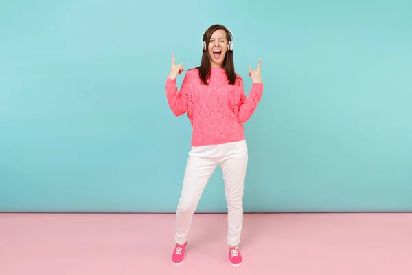 Retrato Comprimento Total Jovem Feliz Camisola Rosa Malha Calças Brancas — Fotografia de Stock