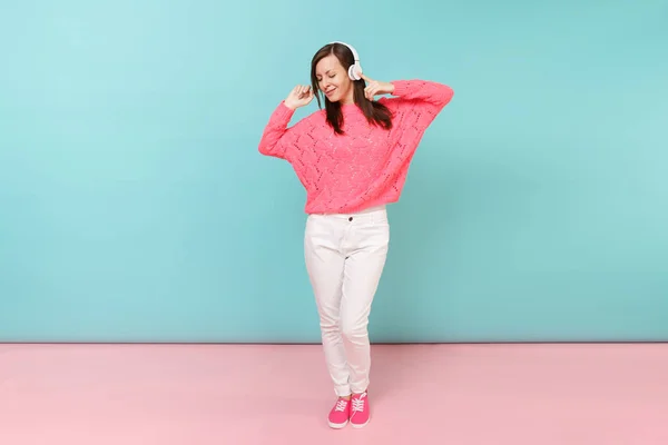 Retrato Larga Duración Joven Feliz Suéter Punto Rosa Pantalones Blancos —  Fotos de Stock