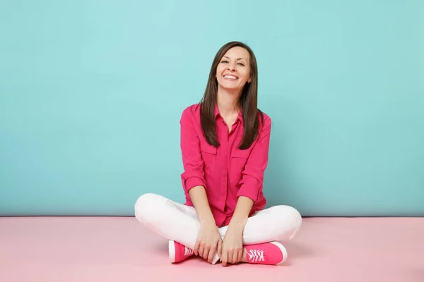 Retrato Larga Duración Una Joven Sonriente Blusa Camisa Rosa Pantalones —  Fotos de Stock