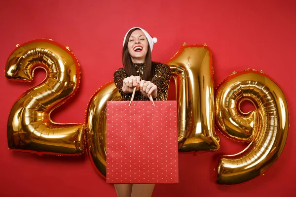 Neşeli Noel Baba Kız Parlak Parıltı Elbiseli Noel Şapka Alışveriş — Stok fotoğraf