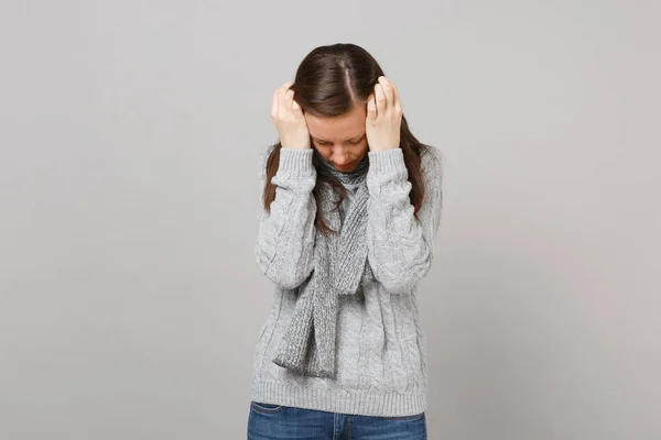 Mujer Joven Cansada Suéter Gris Bufanda Poniendo Las Manos Cabeza — Foto de Stock