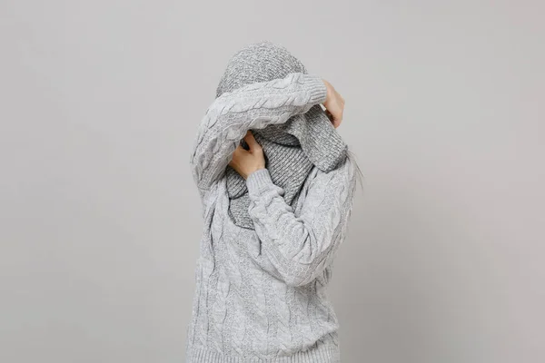 Mujer Joven Suéter Gris Envolviendo Cara Cubierta Con Bufanda Poner — Foto de Stock
