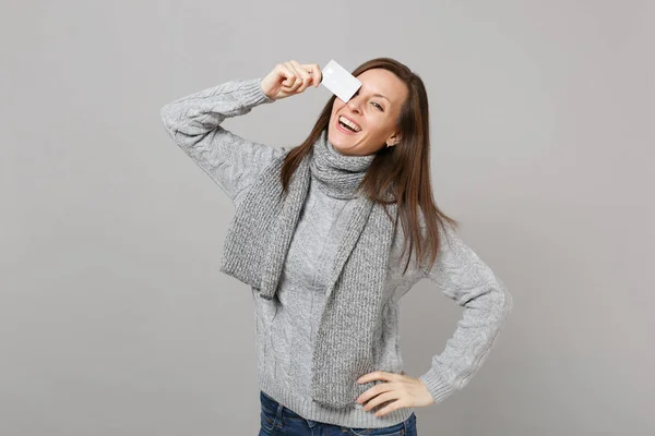 Mujer Joven Riendo Suéter Gris Pañuelo Que Cubre Ojo Con —  Fotos de Stock