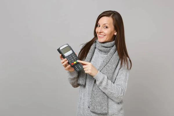 Uśmiechający Się Kobieta Szal Sweter Przytrzymaj Bezprzewodowej Nowoczesny Bank Płatności — Zdjęcie stockowe