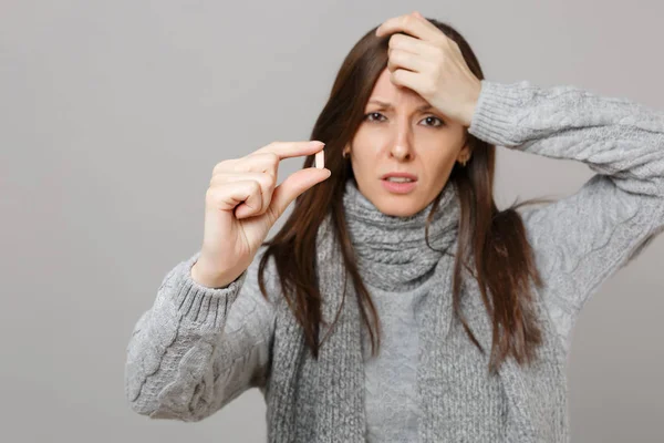 Trött Ung Kvinna Grå Tröja Halsduk Att Lägga Hand Huvudet — Stockfoto