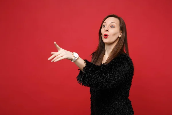 Schockierte Junge Frau Schwarzem Pelzpullover Zeigefinger Zur Seite Zeigend Isoliert — Stockfoto