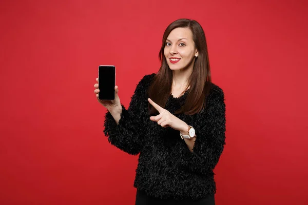 Dość Młoda Kobieta Czarne Futro Sweter Palec Wskazujący Telefon Komórkowy — Zdjęcie stockowe