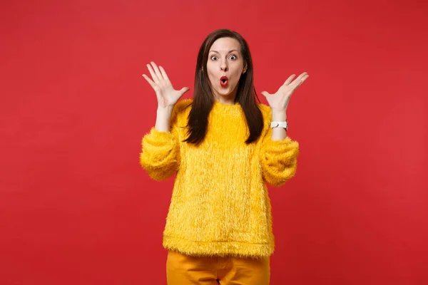 Sorprendido Sorprendió Mujer Joven Suéter Piel Amarilla Manteniendo Boca Abierta — Foto de Stock