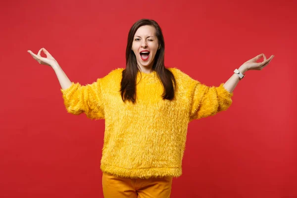 Mujer Joven Divertida Suéter Piel Amarilla Parpadeando Cogidas Mano Gesto — Foto de Stock