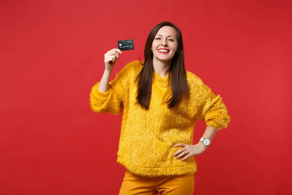 Портрет Приголомшливої Усміхненої Молодої Жінки Жовтому Светрі Тримає Кредитну Картку — стокове фото