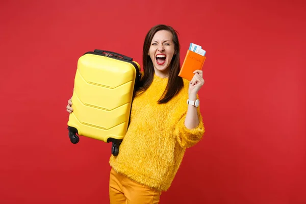 Mujer Joven Loca Alegre Suéter Piel Amarilla Gritando Sosteniendo Maleta — Foto de Stock