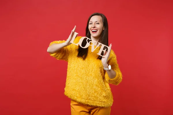 Retrato Mujer Joven Sonriente Suéter Piel Amarilla Con Letras Madera — Foto de Stock