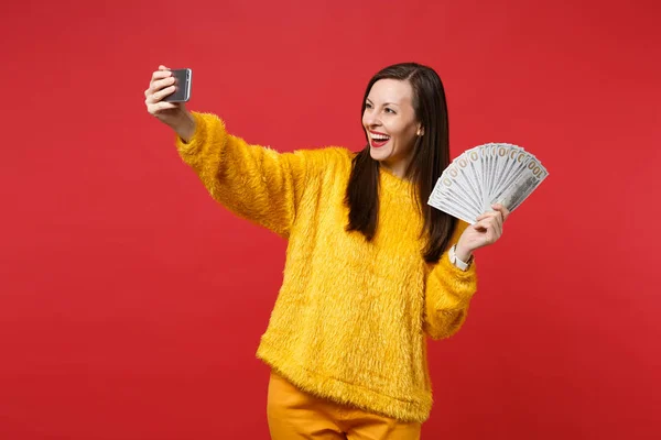Сміється Молода Жінка Робить Селфі Знімок Мобільному Телефоні Тримає Фанатів — стокове фото