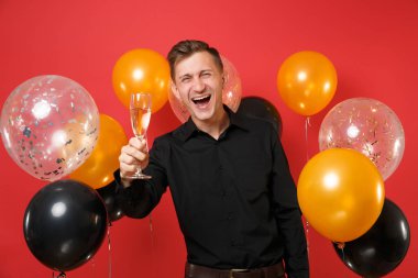 Siyah klasik gömlek kırmızı arka plan hava balonu üzerinde fotoğraf makinesinde şampanya eliyle işaret genç adam gülüyor. Sevgililer, kadın gün Happy New Year Doğum günü mockup tatil parti konsept