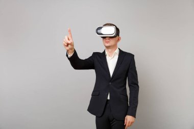 Kulaklık temas arıyor takım elbiseli Genç iş adamı itme gibi bir şey tıklayın düğmesini ve gri arka plan üzerinde izole sanal ekran yüzen işaret. Başarı kariyer servet iş kavramı