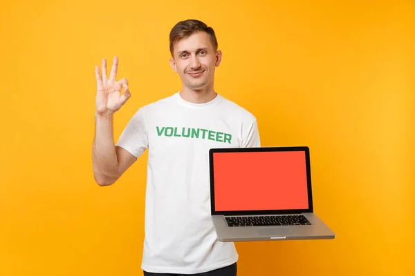 Hombre Camiseta Blanca Escrito Inscripción Título Verde Voluntario Mantenga Ordenador —  Fotos de Stock