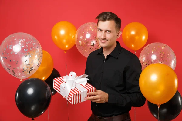 Knappe Jongeman Zwarte Klassieke Shirt Bedrijf Rode Doos Met Cadeau — Stockfoto