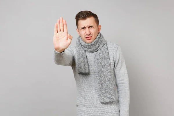 Ontevreden Jongeman Grijze Trui Sjaal Weergegeven Stop Gebaar Met Palm — Stockfoto