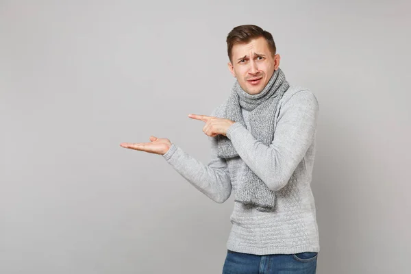 Joven Desconcertado Suéter Gris Bufanda Señalando Dedo Índice Mano Lado — Foto de Stock